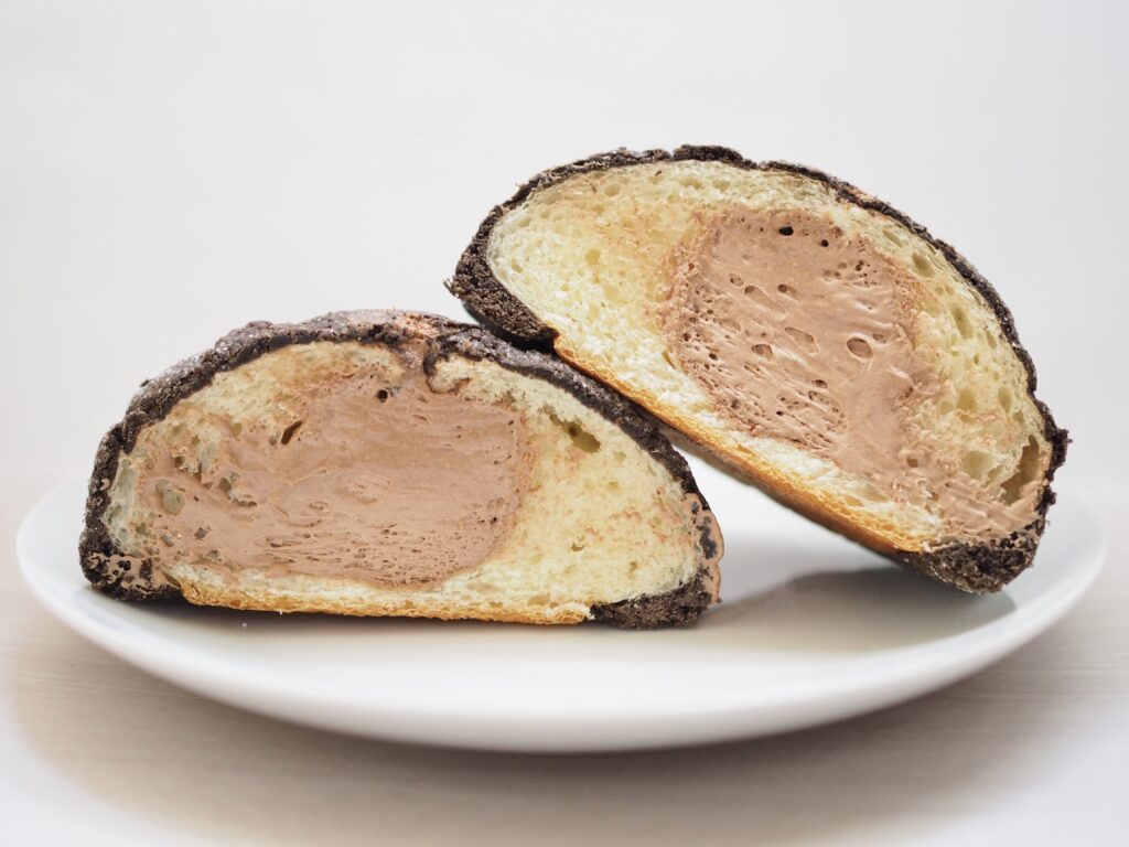「大きなチョコホイップメロンパン」を実食！たっぷりクリームとサクサクの生地がおいしい