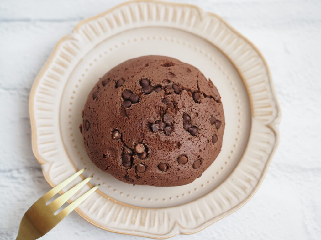 ヤマザキ「チョコチップ＆クッキークリームスフレ」はコスパ最強の極上スイーツ！