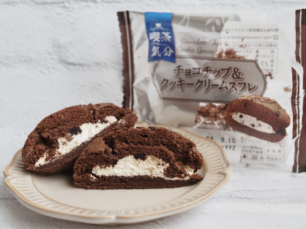 ヤマザキ「チョコチップ＆クッキークリームスフレ」を実食レビュー！カロリーはどれくらい？
