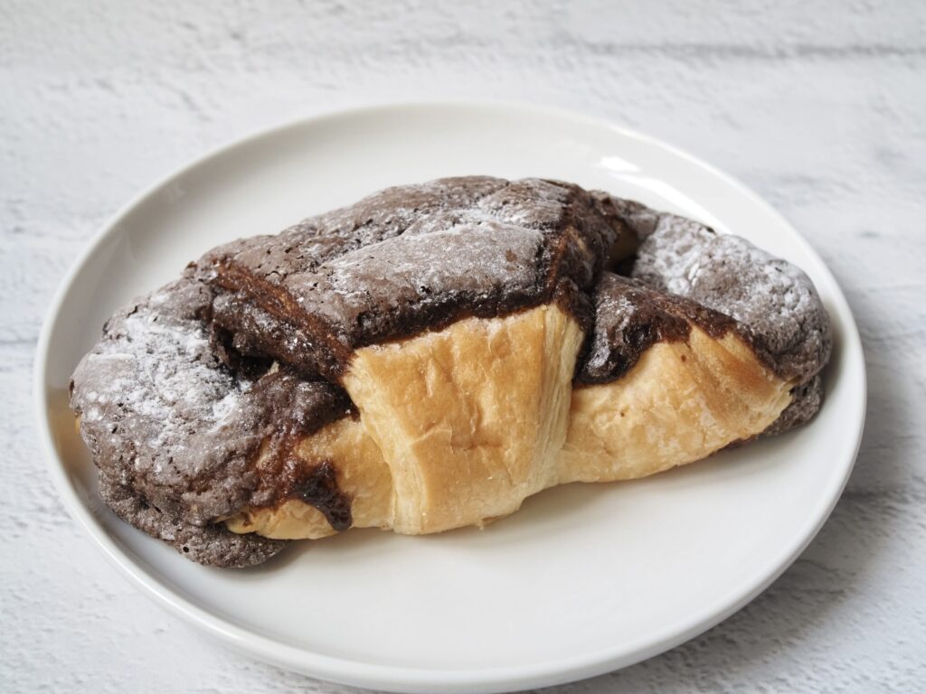 ファミマ「チョコマカロンクロワッサン」を食べてみた!