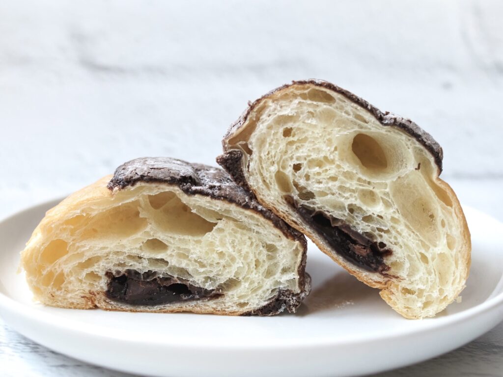 ファミマ「チョコマカロンクロワッサン」を食べてみた!