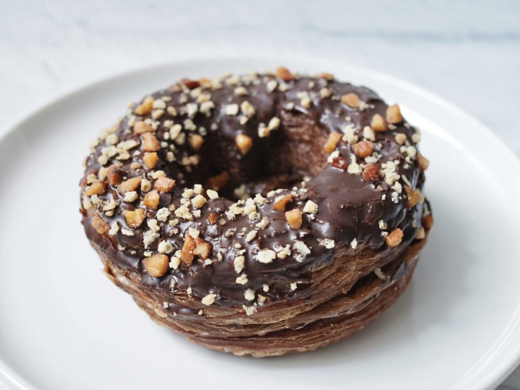 ファミマ「トリプルチョコクロワッサンドーナツ」を食べてみた!