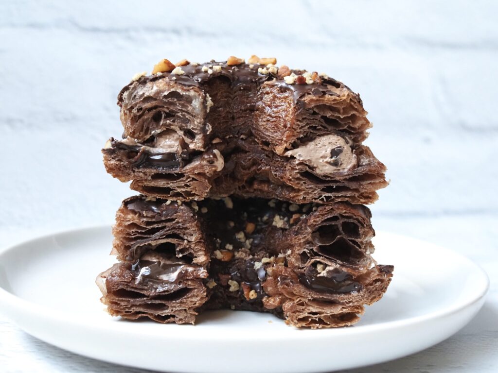 ファミマ「トリプルチョコクロワッサンドーナツ」を食べてみた!