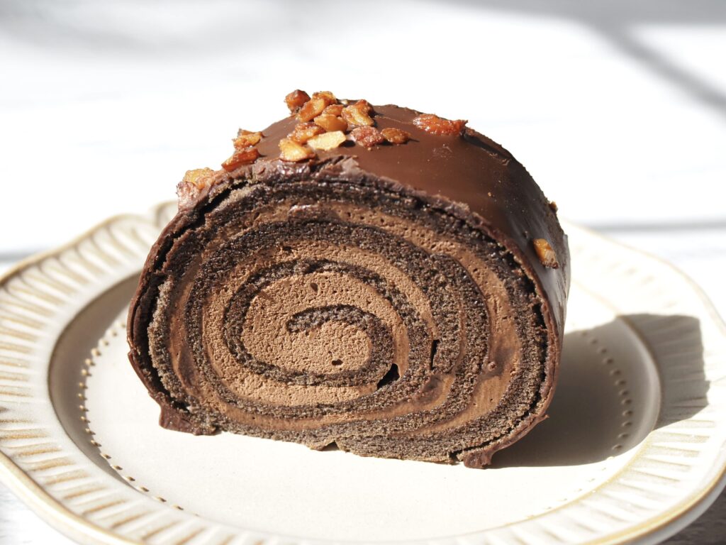 ファミマ「濃厚ショコラロール」を食べてみた!