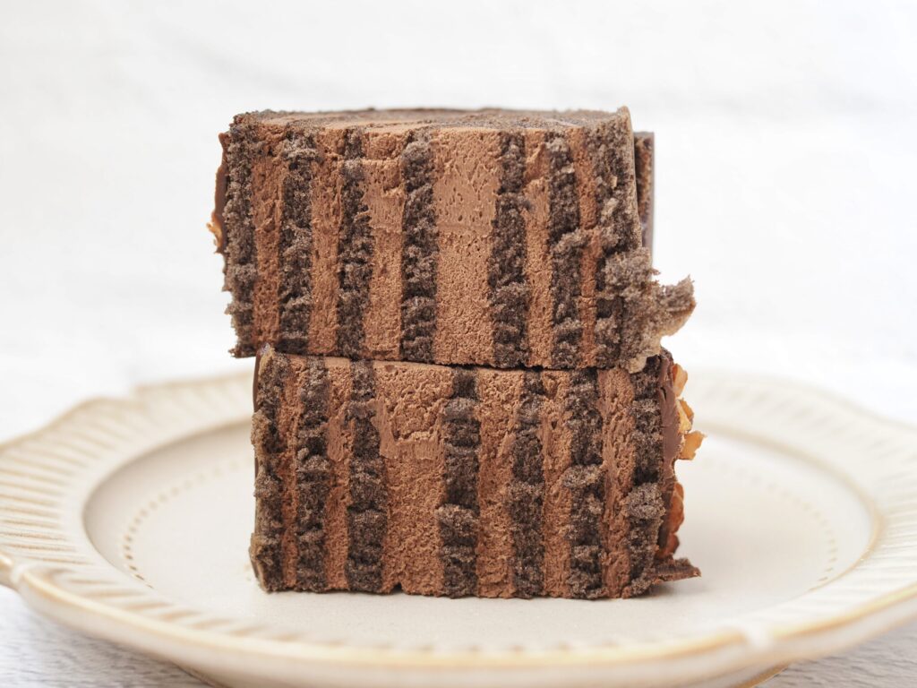 ファミマ「濃厚ショコラロール」を食べてみた!