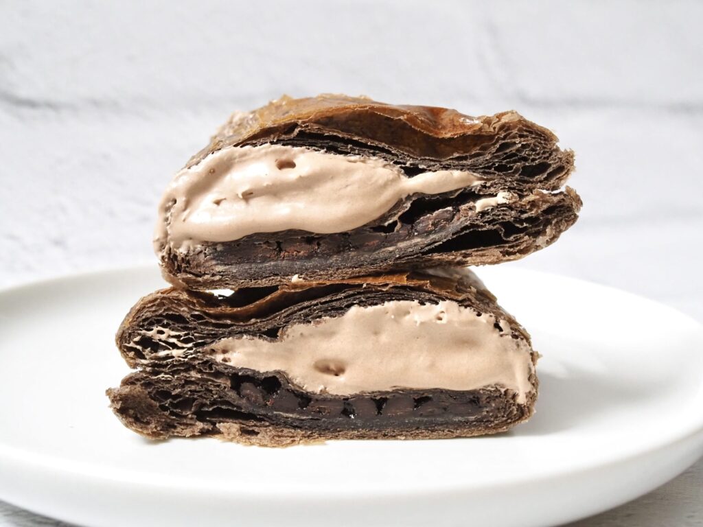 ローソン「三角チョコホイップパイ」を食べてみた!